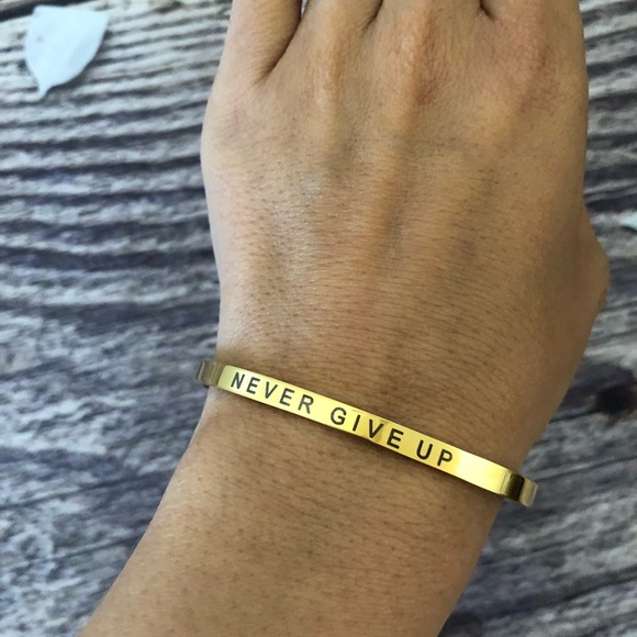Never Give Up Inspirational Bracelet - Picture 4 of 6